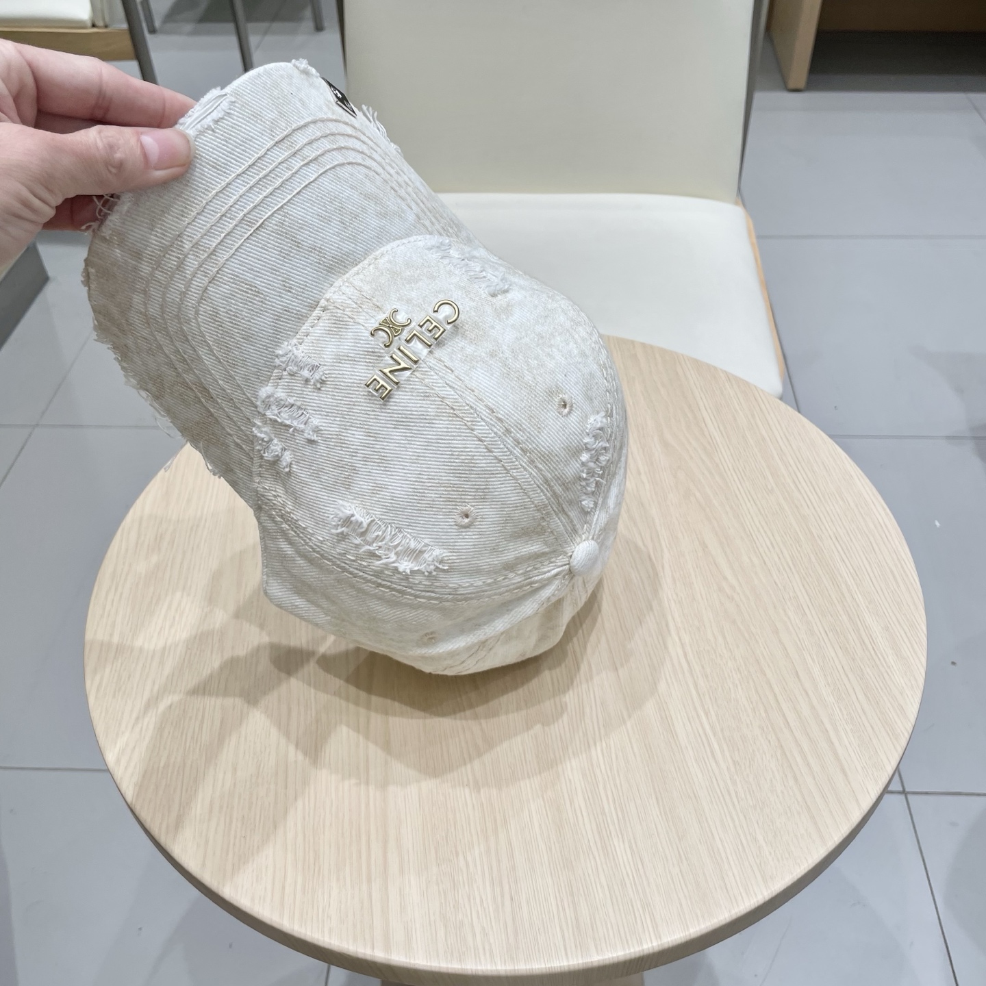  CELINE 塞琳 新款 🆕 棒球帽 🧢 
logo比较小一点 楦型 通通不一专柜热卖款轻盈透气
完美