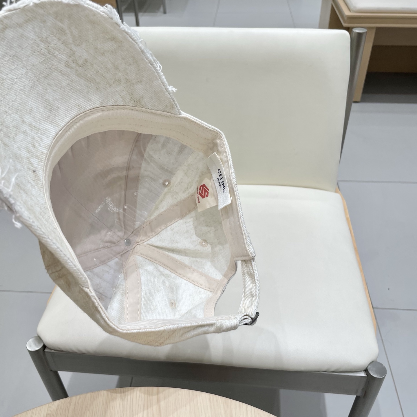  CELINE 塞琳 新款 🆕 棒球帽 🧢 
logo比较小一点 楦型 通通不一专柜热卖款轻盈透气
完美