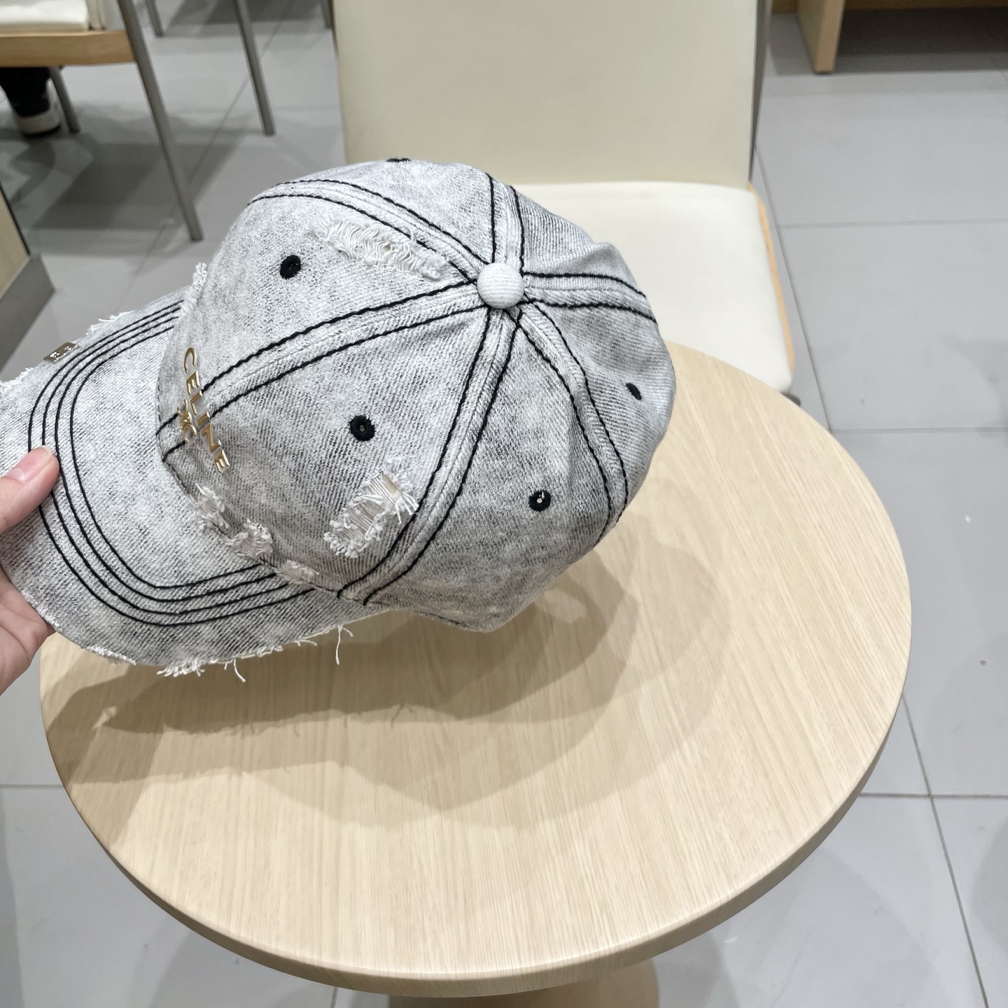  CELINE 塞琳 新款 🆕 棒球帽 🧢 
logo比较小一点 楦型 通通不一专柜热卖款轻盈透气
完美