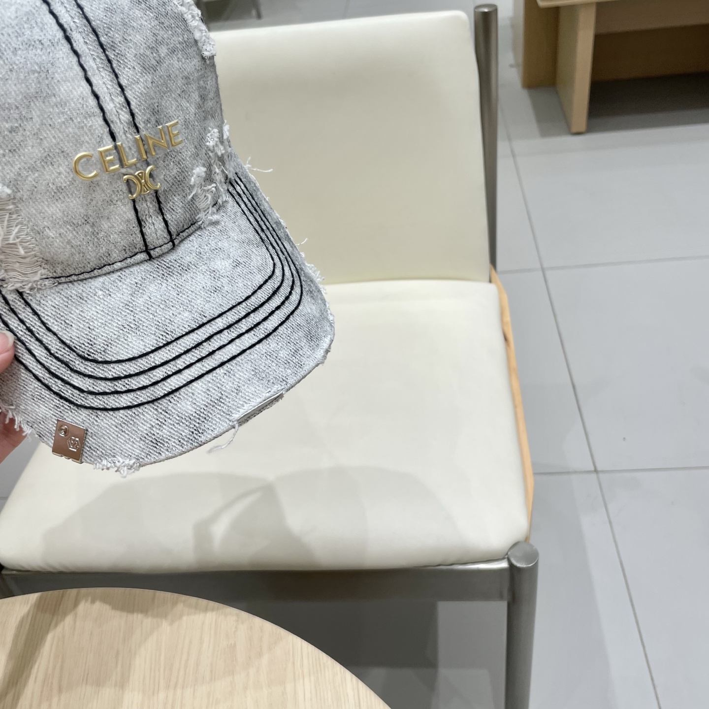  CELINE 塞琳 新款 🆕 棒球帽 🧢 
logo比较小一点 楦型 通通不一专柜热卖款轻盈透气
完美