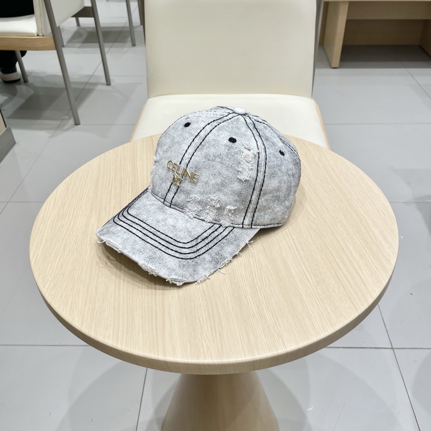  CELINE 塞琳 新款 🆕 棒球帽 🧢 
logo比较小一点 楦型 通通不一专柜热卖款轻盈透气
完美