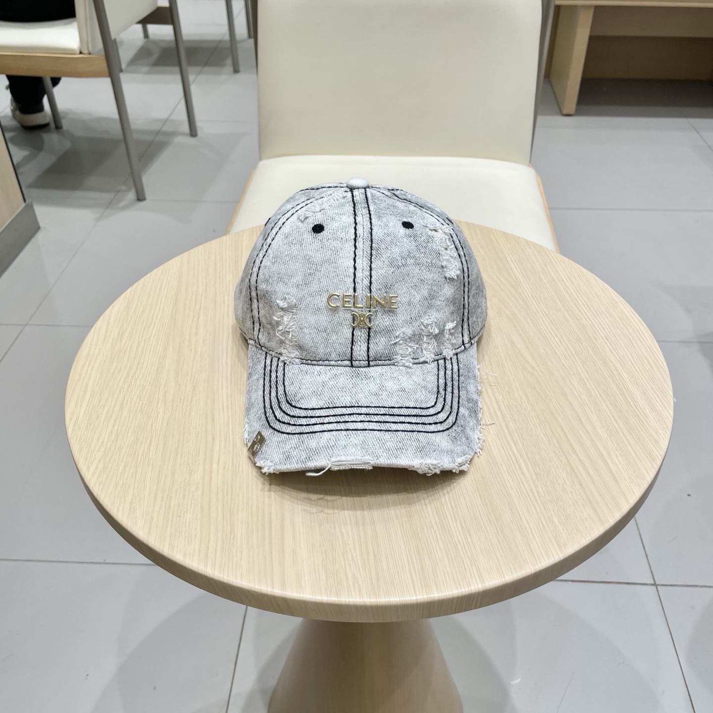  CELINE 塞琳 新款 🆕 棒球帽 🧢 
logo比较小一点 楦型 通通不一专柜热卖款轻盈透气
完美