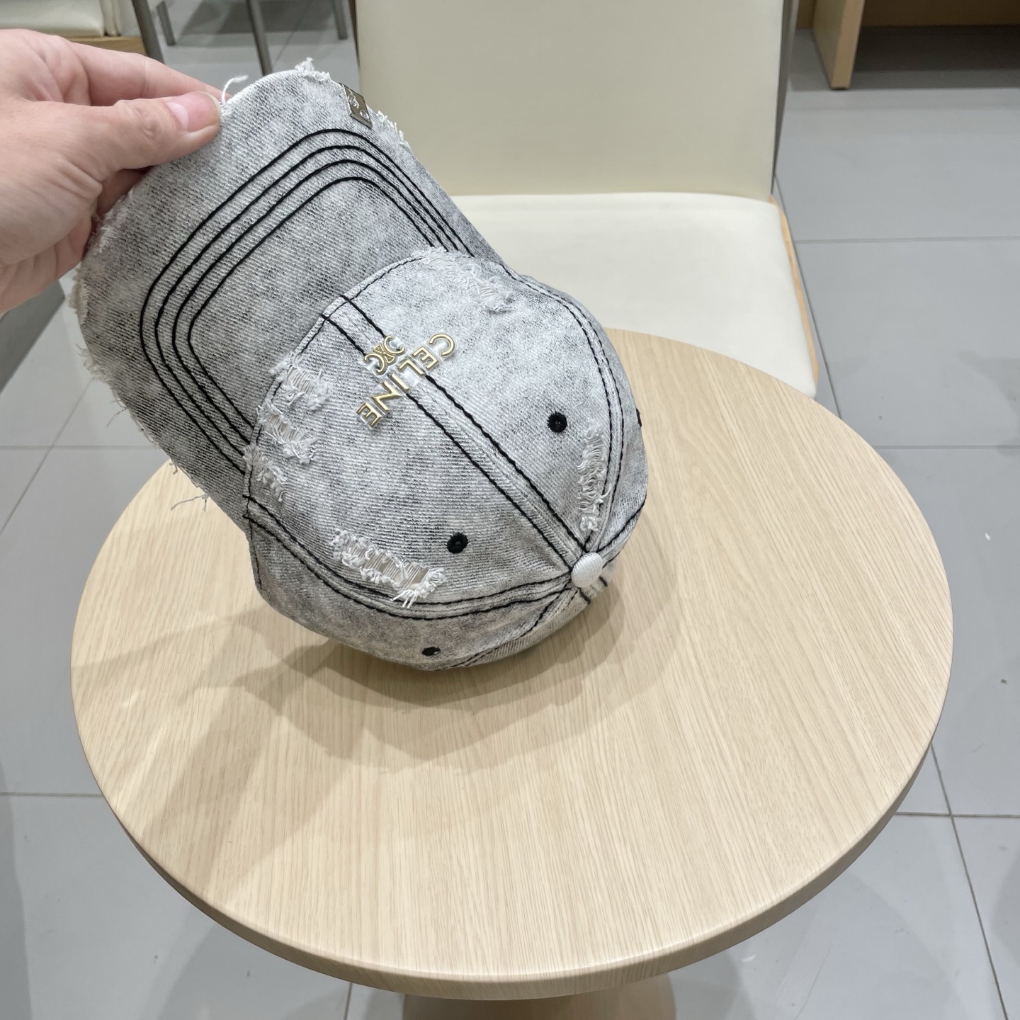  CELINE 塞琳 新款 🆕 棒球帽 🧢 
logo比较小一点 楦型 通通不一专柜热卖款轻盈透气
完美