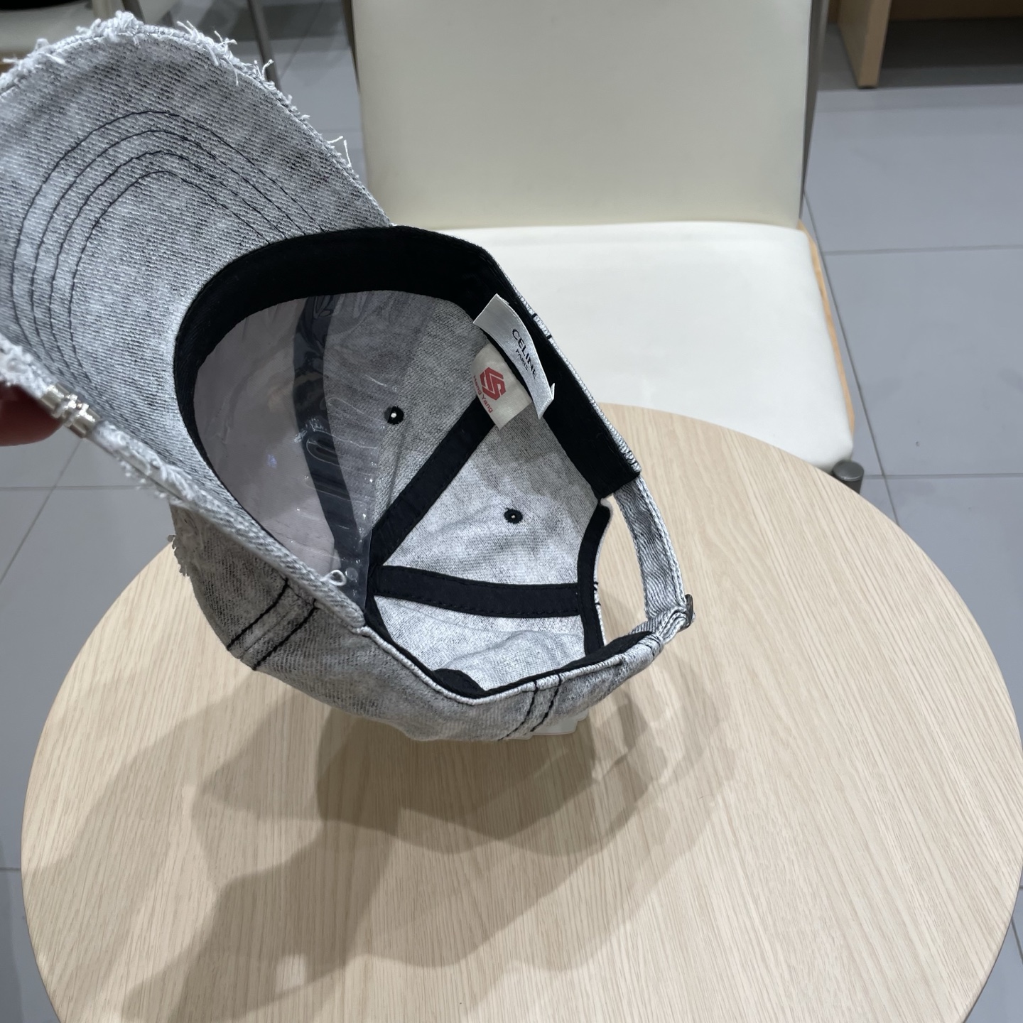  CELINE 塞琳 新款 🆕 棒球帽 🧢 
logo比较小一点 楦型 通通不一专柜热卖款轻盈透气
完美