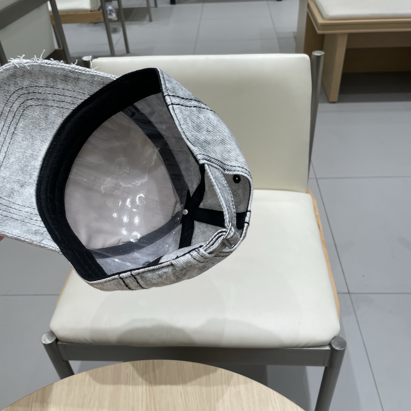  CELINE 塞琳 新款 🆕 棒球帽 🧢 
logo比较小一点 楦型 通通不一专柜热卖款轻盈透气
完美