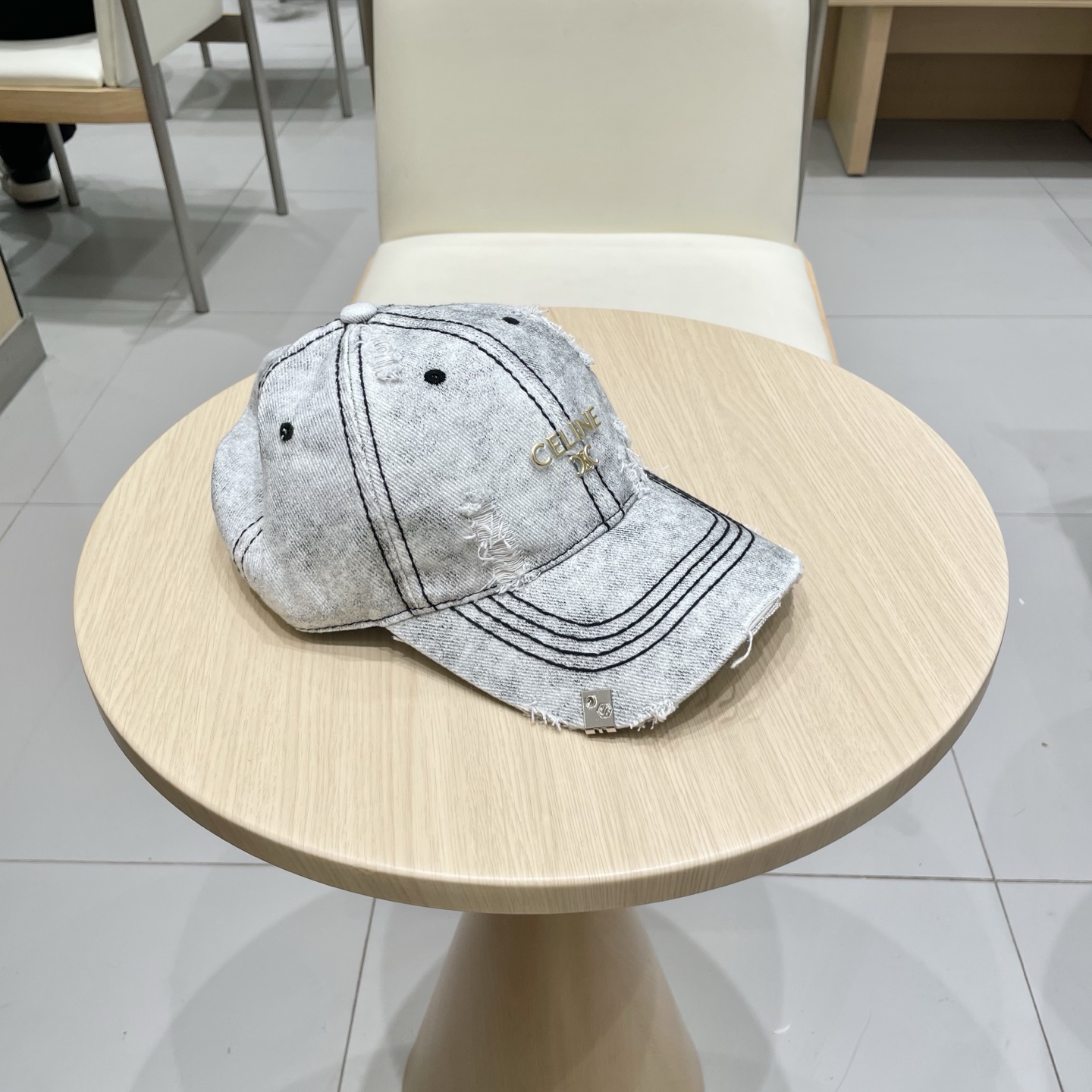 CELINE 塞琳 新款 🆕 棒球帽 🧢 
logo比较小一点 楦型 通通不一专柜热卖款轻盈透气
完美