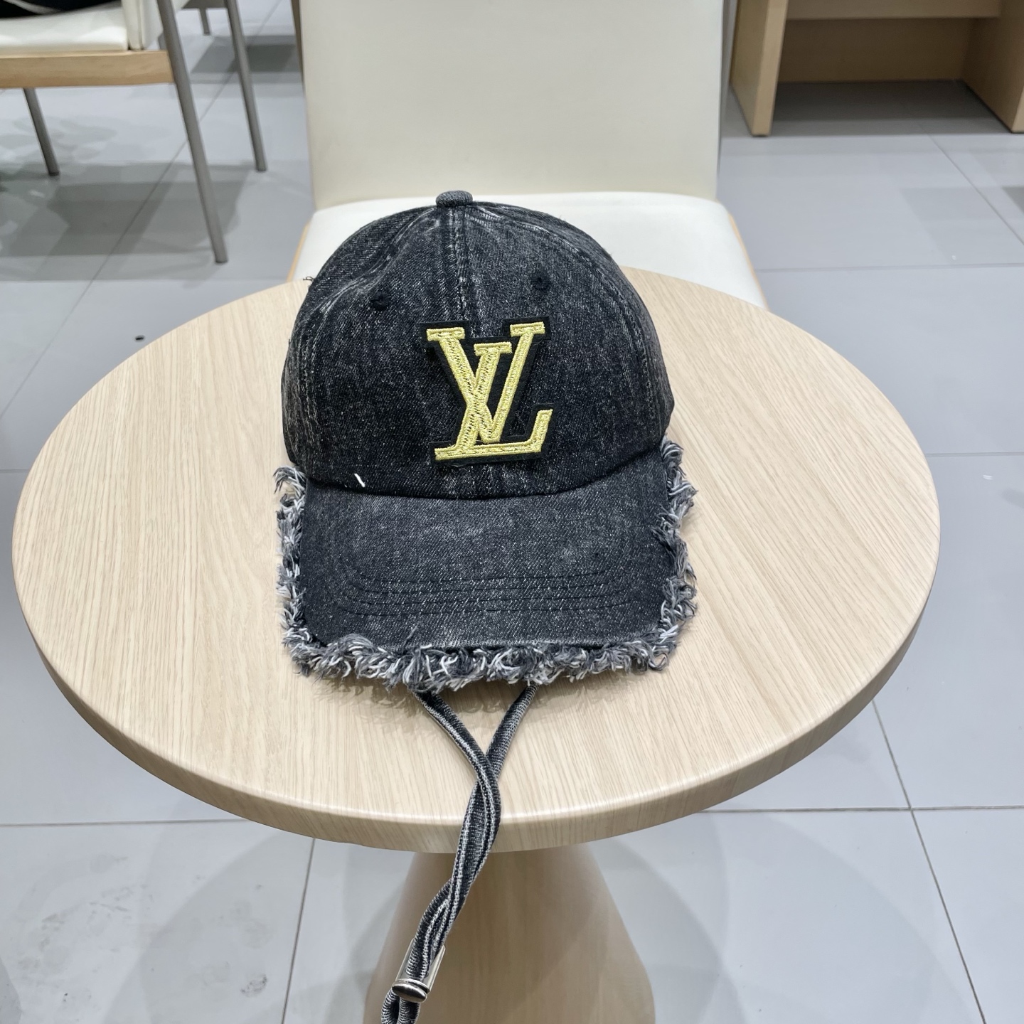   路易威登棒球帽LouisVuitton🧢  
LV棒球帽，简约大气，流苏边男女通用