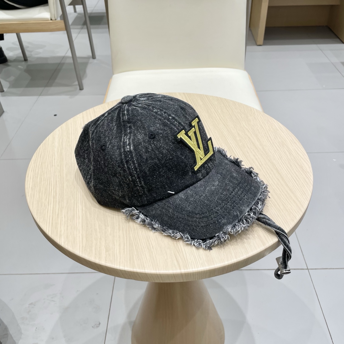   路易威登棒球帽LouisVuitton🧢  
LV棒球帽，简约大气，流苏边男女通用