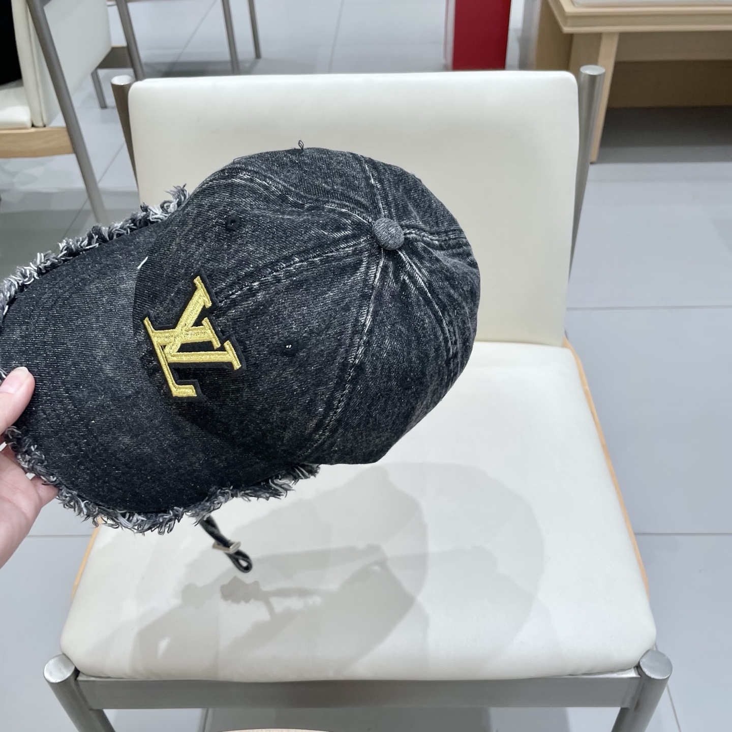   路易威登棒球帽LouisVuitton🧢  
LV棒球帽，简约大气，流苏边男女通用