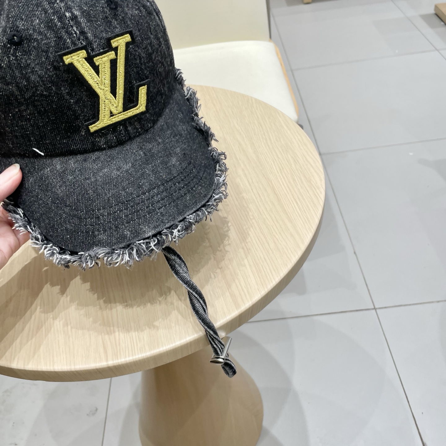   路易威登棒球帽LouisVuitton🧢  
LV棒球帽，简约大气，流苏边男女通用