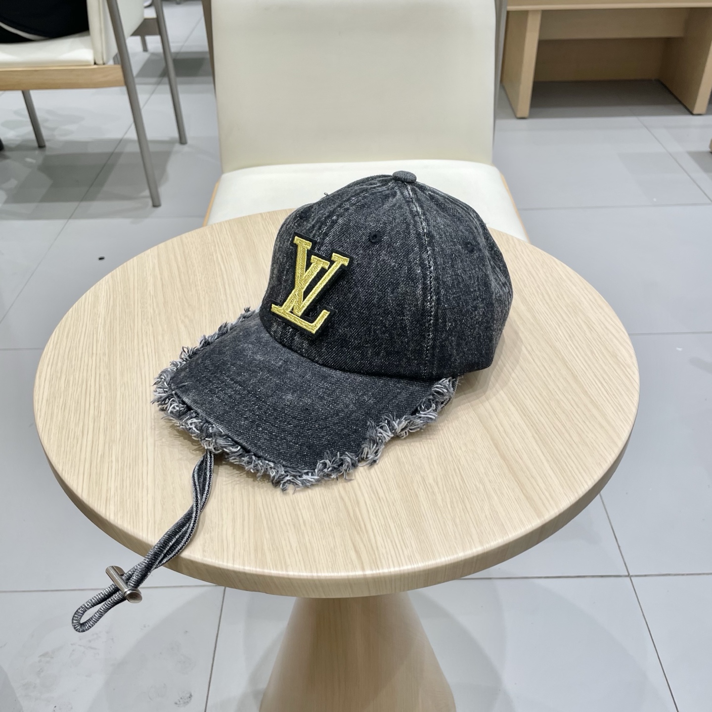   路易威登棒球帽LouisVuitton🧢  
LV棒球帽，简约大气，流苏边男女通用