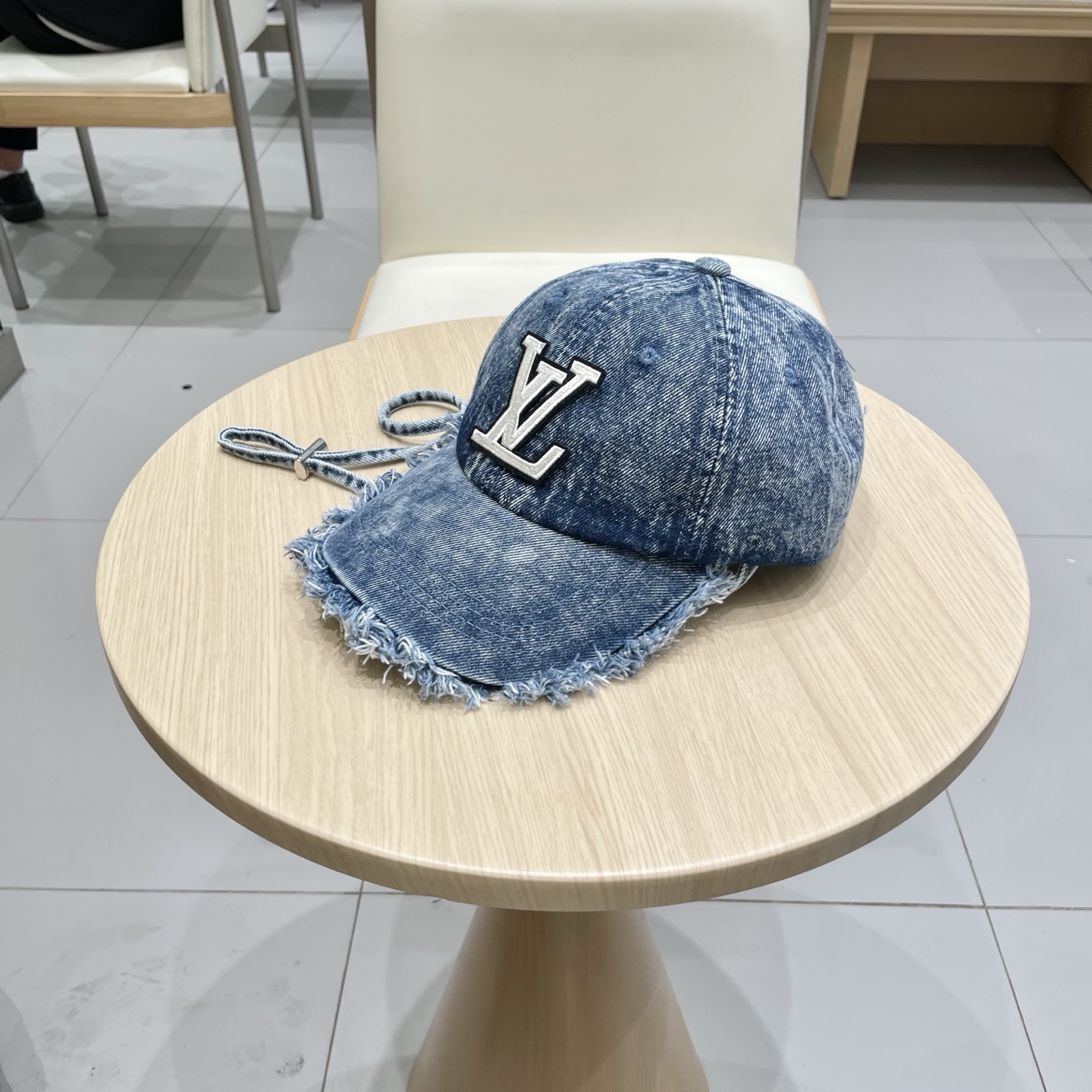   路易威登棒球帽LouisVuitton🧢  
LV棒球帽，简约大气，流苏边男女通用