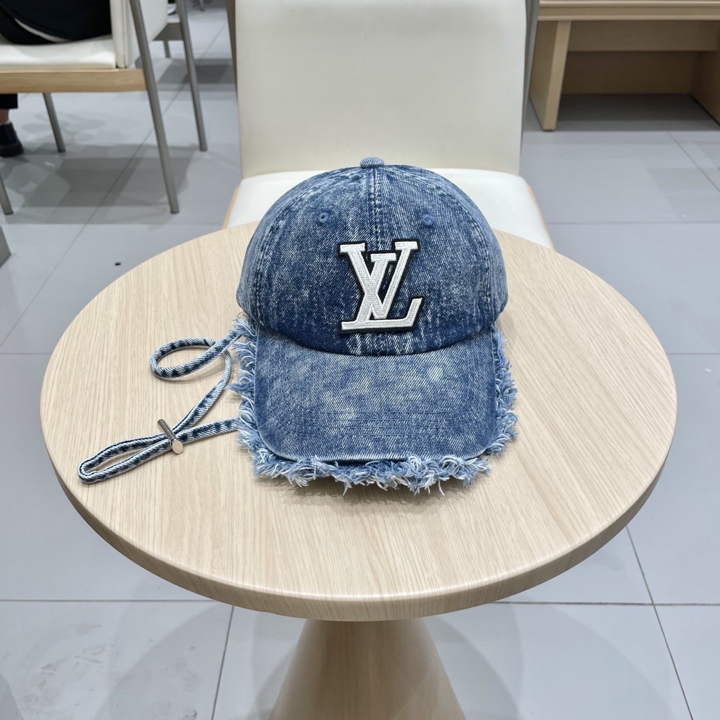   路易威登棒球帽LouisVuitton🧢  
LV棒球帽，简约大气，流苏边男女通用