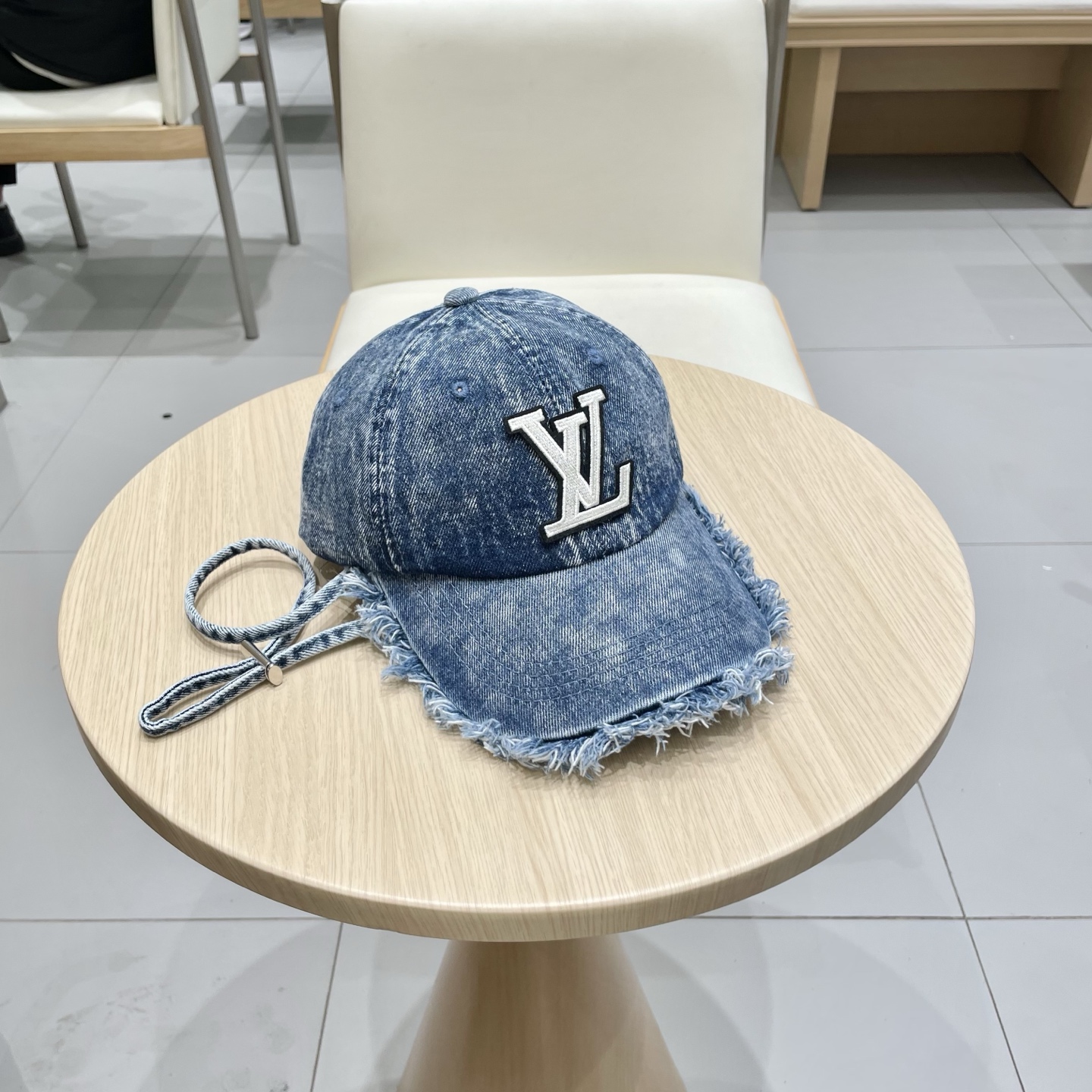   路易威登棒球帽LouisVuitton🧢  
LV棒球帽，简约大气，流苏边男女通用
