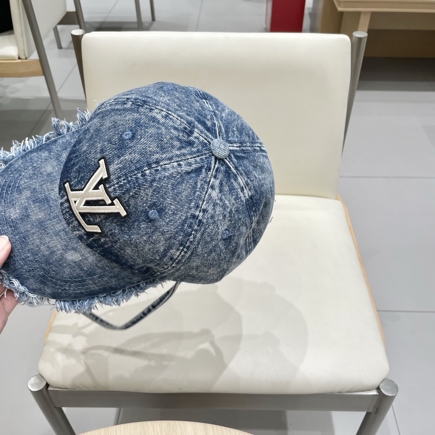   路易威登棒球帽LouisVuitton🧢  
LV棒球帽，简约大气，流苏边男女通用