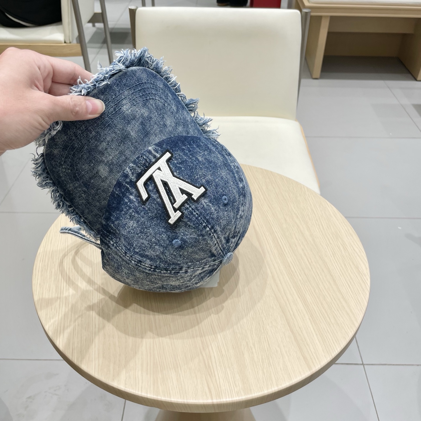   路易威登棒球帽LouisVuitton🧢  
LV棒球帽，简约大气，流苏边男女通用