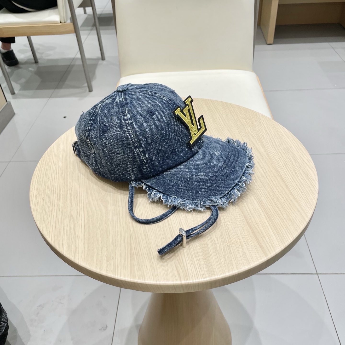   路易威登棒球帽LouisVuitton🧢  
LV棒球帽，简约大气，流苏边男女通用