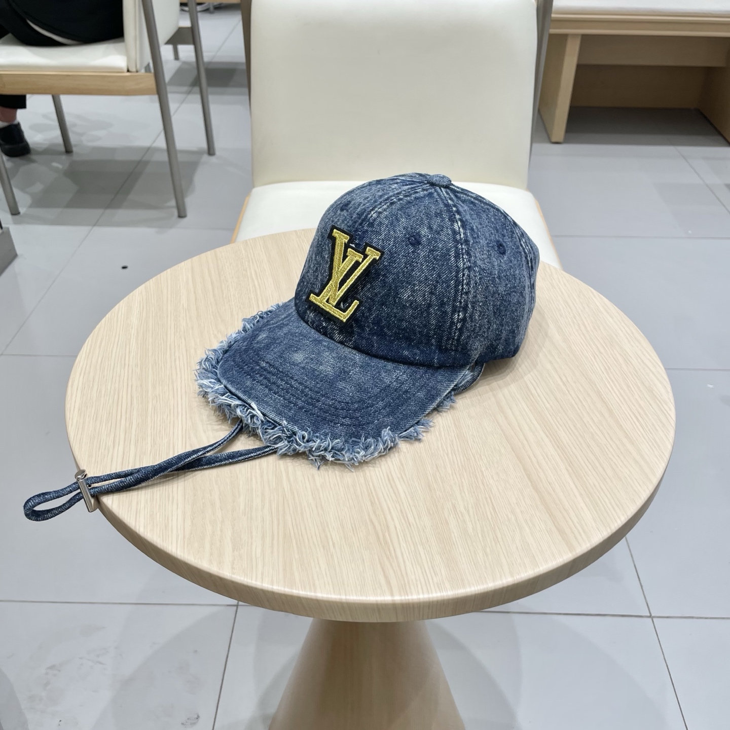   路易威登棒球帽LouisVuitton🧢  
LV棒球帽，简约大气，流苏边男女通用