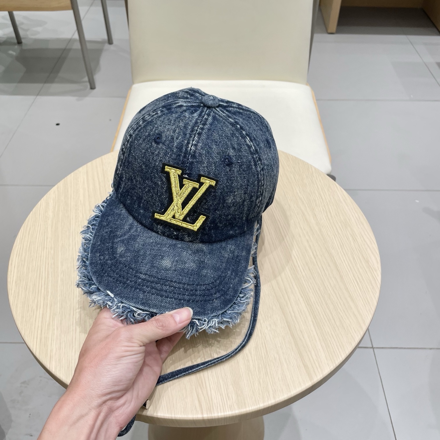  路易威登棒球帽LouisVuitton🧢  
LV棒球帽，简约大气，流苏边男女通用
