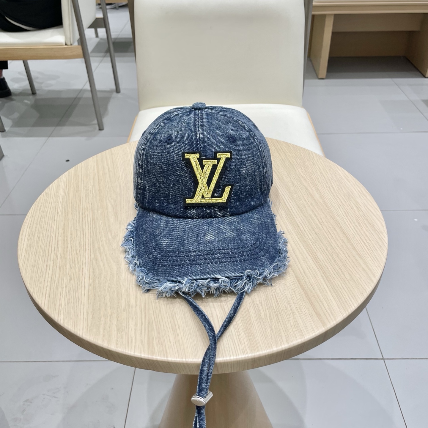   路易威登棒球帽LouisVuitton🧢  
LV棒球帽，简约大气，流苏边男女通用