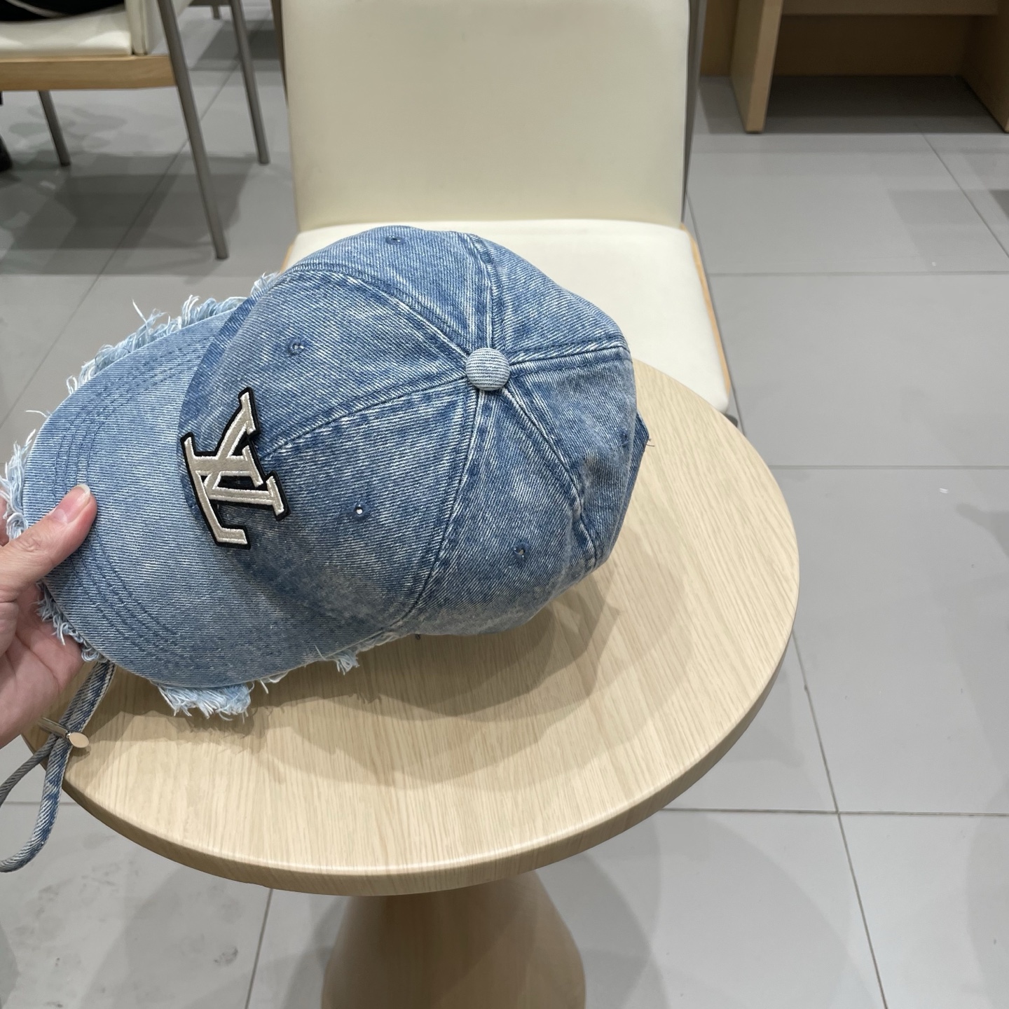   路易威登棒球帽LouisVuitton🧢  
LV棒球帽，简约大气，流苏边男女通用