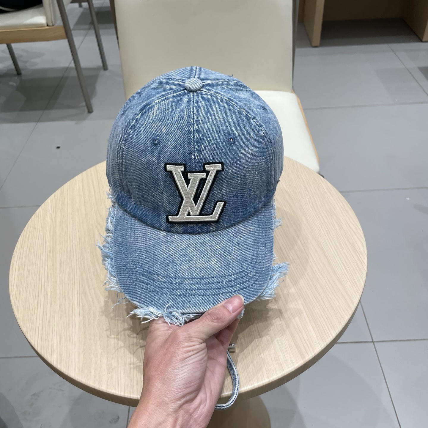   路易威登棒球帽LouisVuitton🧢  
LV棒球帽，简约大气，流苏边男女通用