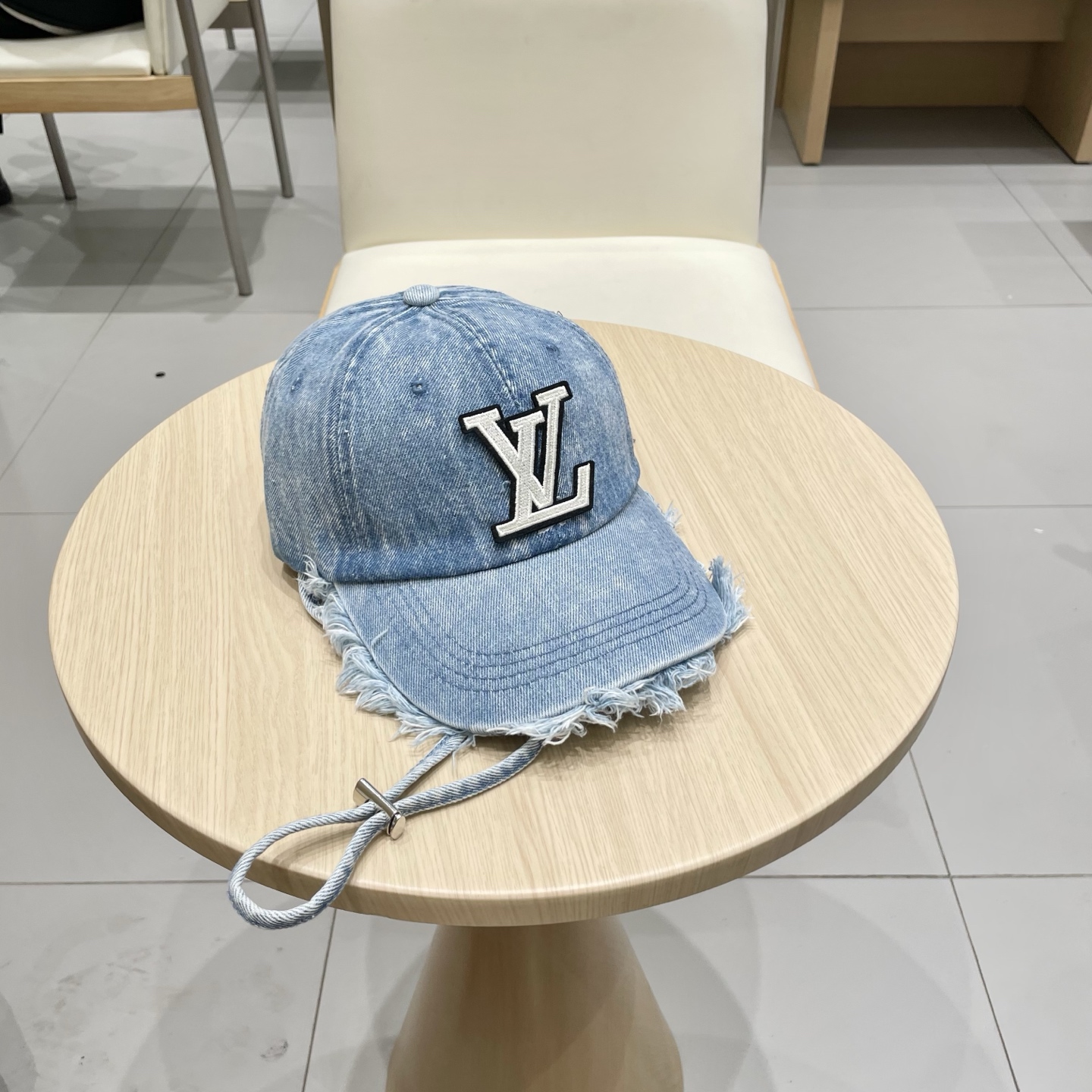   路易威登棒球帽LouisVuitton🧢  
LV棒球帽，简约大气，流苏边男女通用