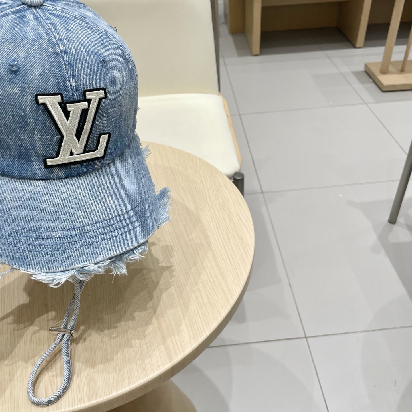   路易威登棒球帽LouisVuitton🧢  
LV棒球帽，简约大气，流苏边男女通用