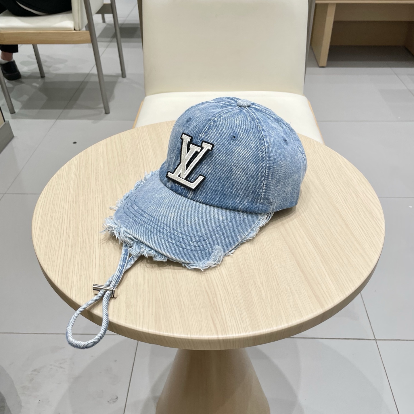   路易威登棒球帽LouisVuitton🧢  
LV棒球帽，简约大气，流苏边男女通用