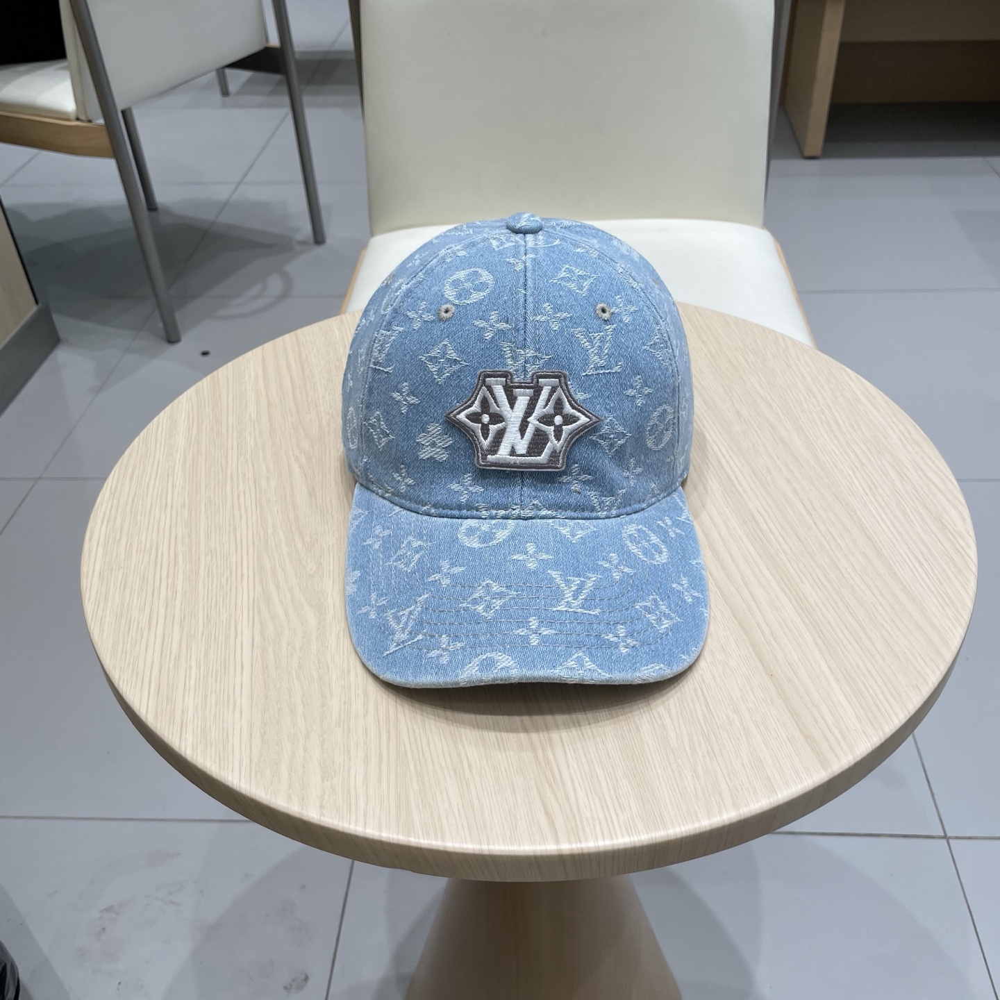  Lv专柜新款压花老花皮革棒球帽
专柜爆款棒球帽，男女同款