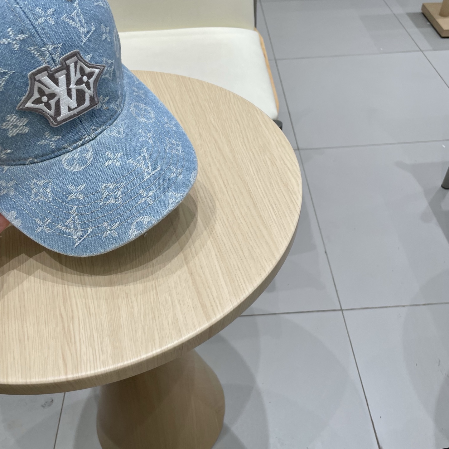 Lv专柜新款压花老花皮革棒球帽
专柜爆款棒球帽，男女同款