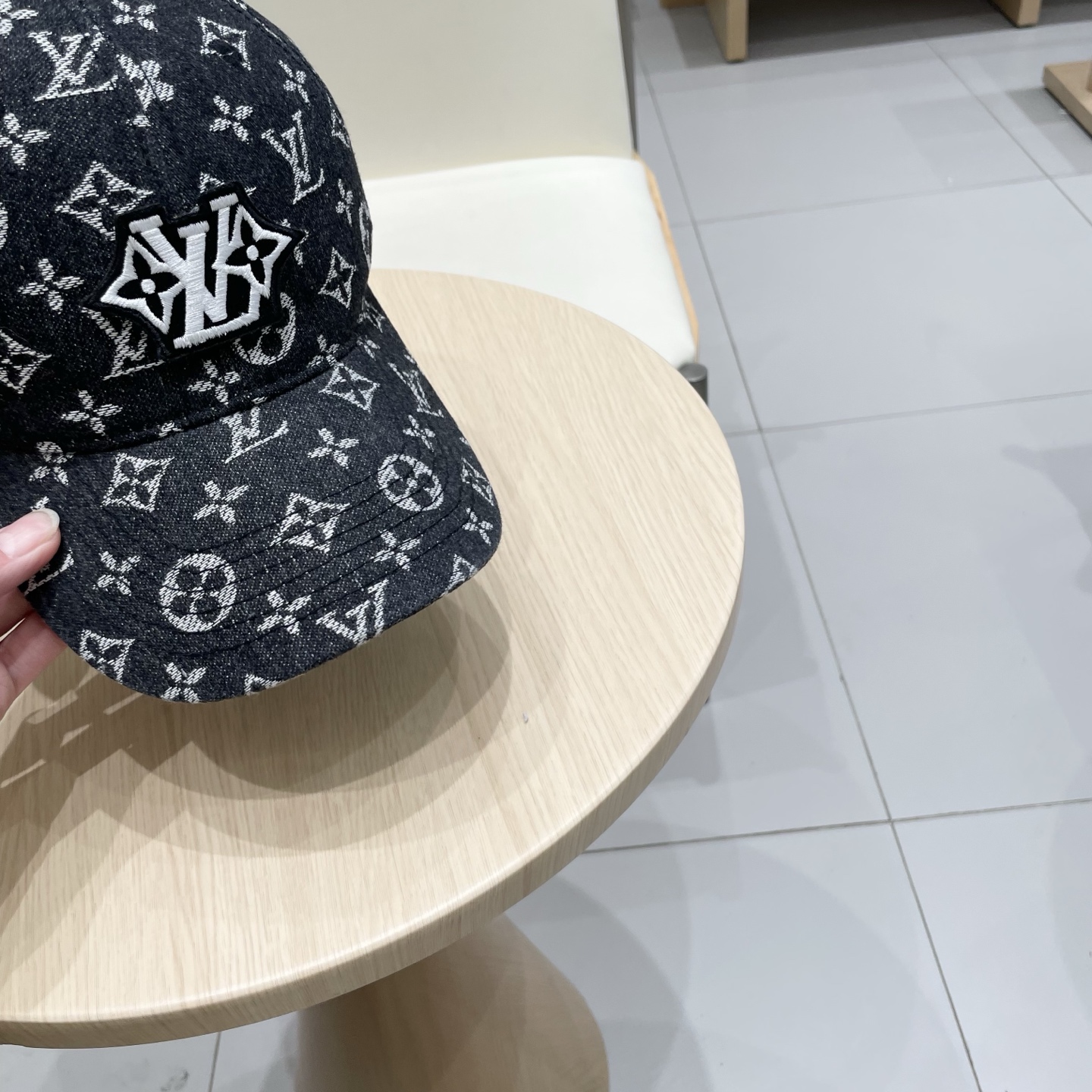  Lv专柜新款压花老花棒球帽
专柜爆款棒球帽，男女同款