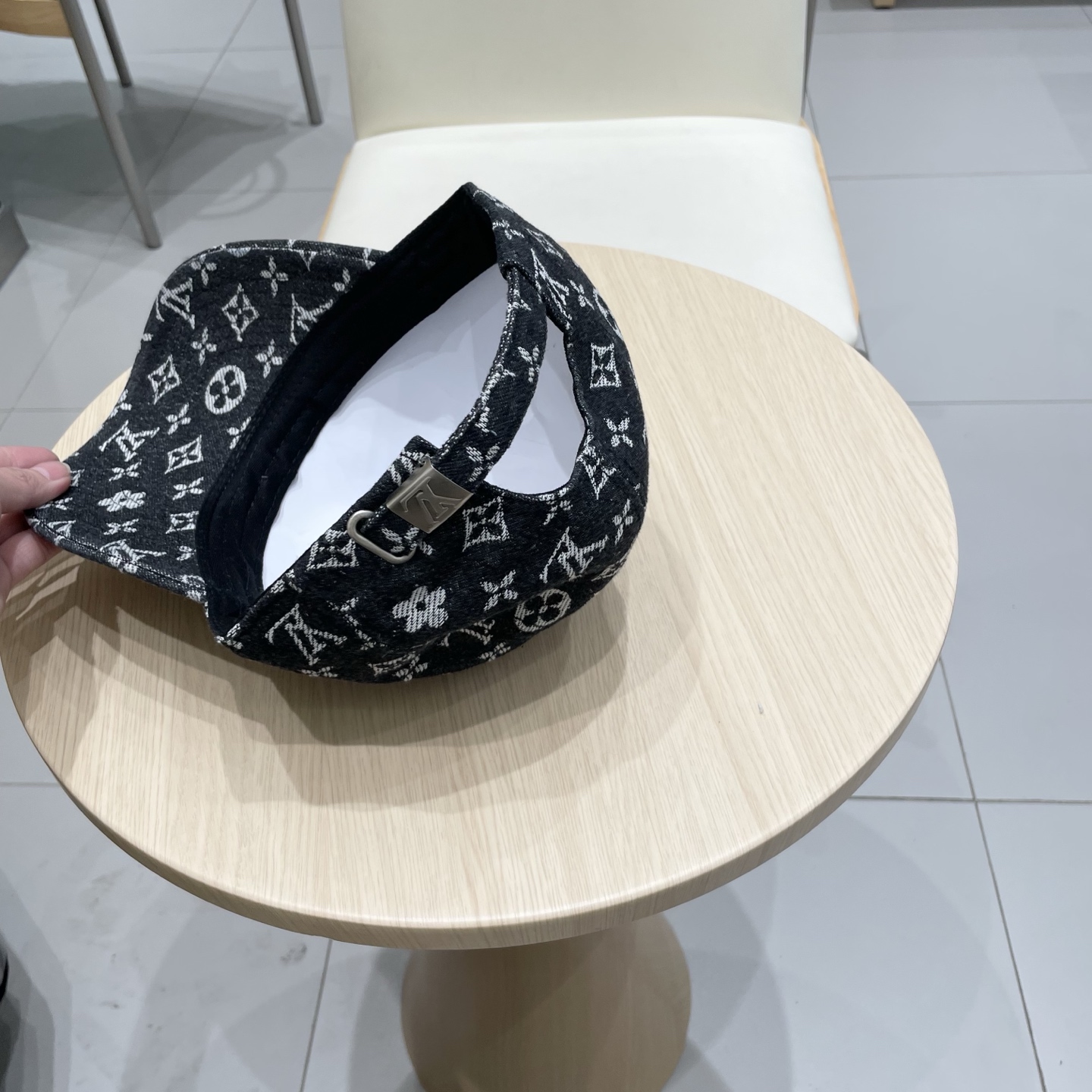  Lv专柜新款压花老花棒球帽
专柜爆款棒球帽，男女同款