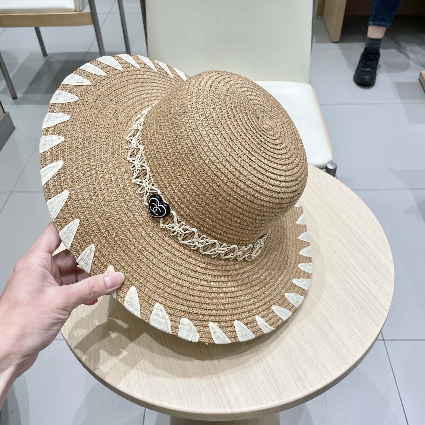 【Chanel香奈儿】2025新款山茶花拼色编织草帽，度假休闲必备，优雅大方的一款