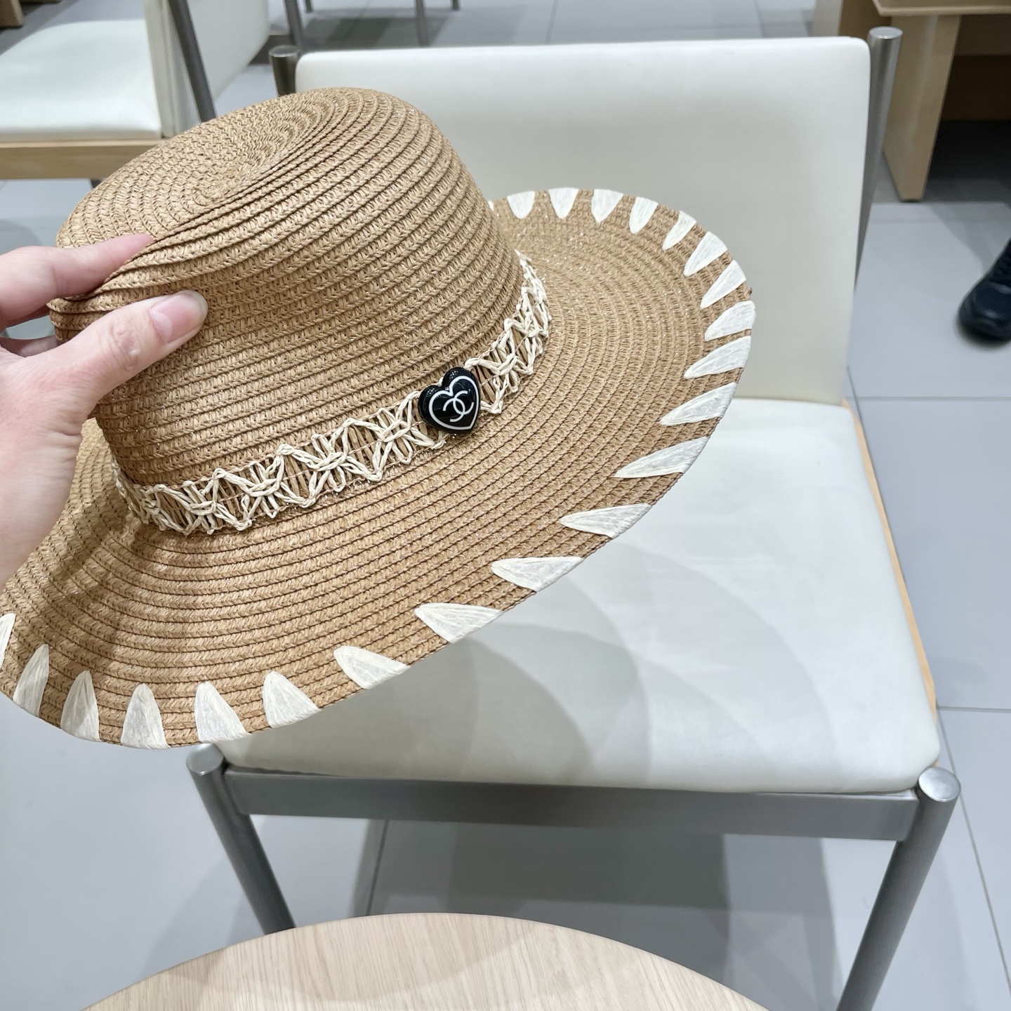 【Chanel香奈儿】2025新款山茶花拼色编织草帽，度假休闲必备，优雅大方的一款