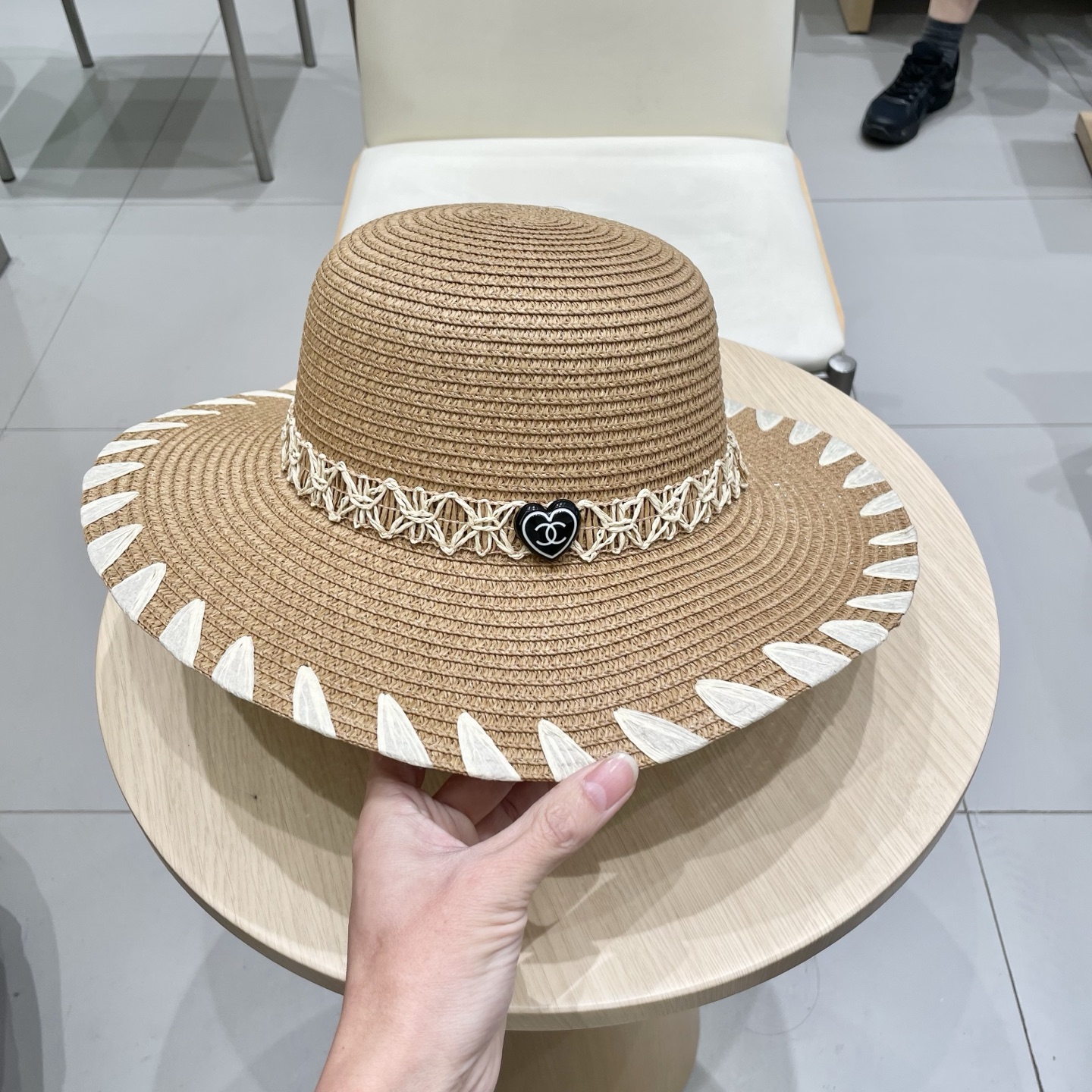 【Chanel香奈儿】2025新款山茶花拼色编织草帽，度假休闲必备，优雅大方的一款