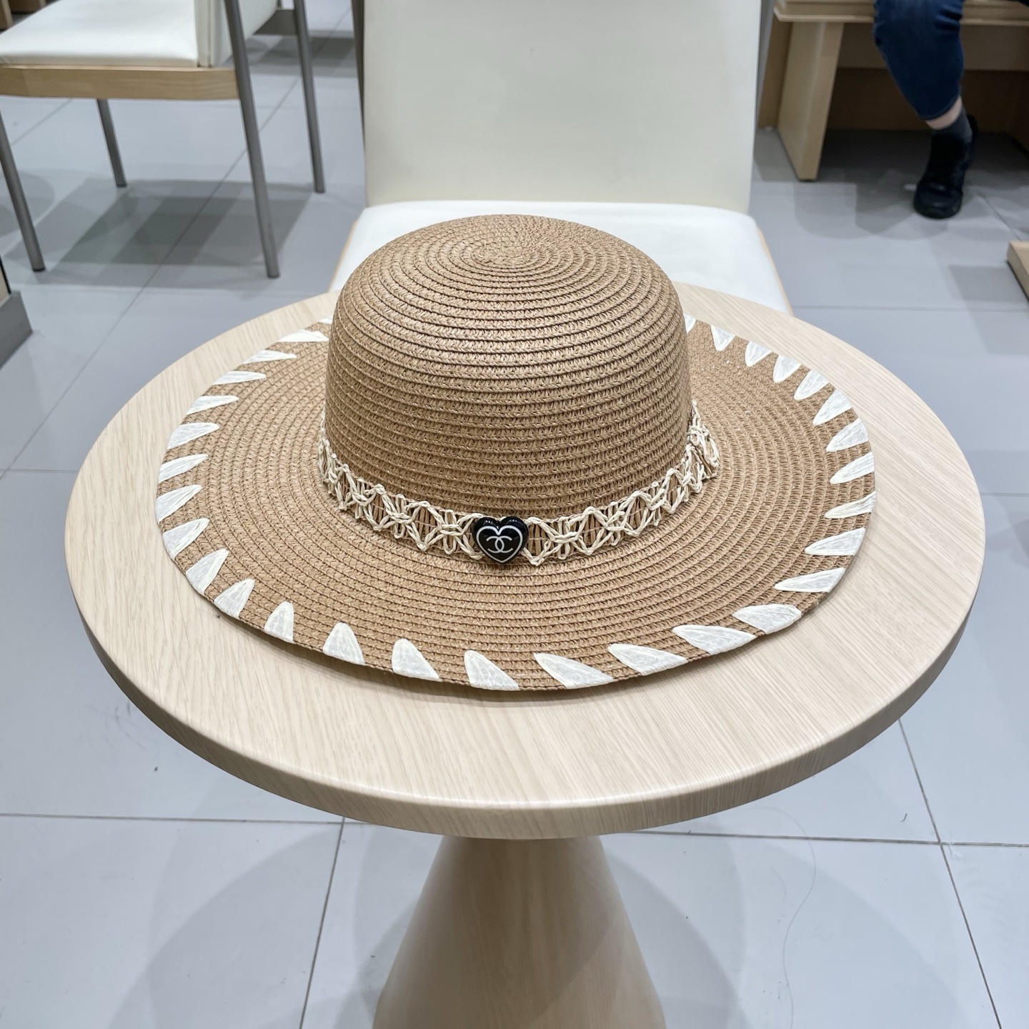 【Chanel香奈儿】2025新款山茶花拼色编织草帽，度假休闲必备，优雅大方的一款