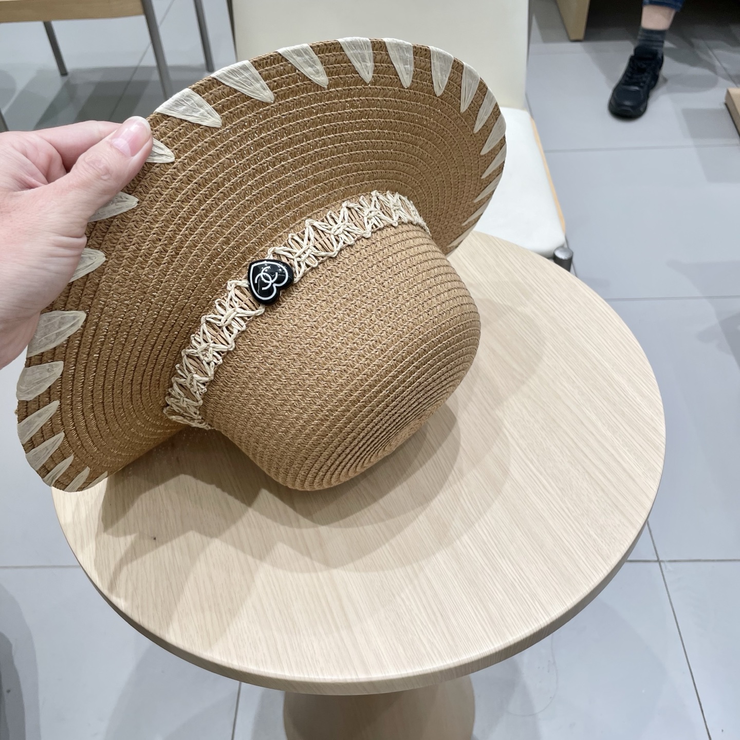 【Chanel香奈儿】2025新款山茶花拼色编织草帽，度假休闲必备，优雅大方的一款