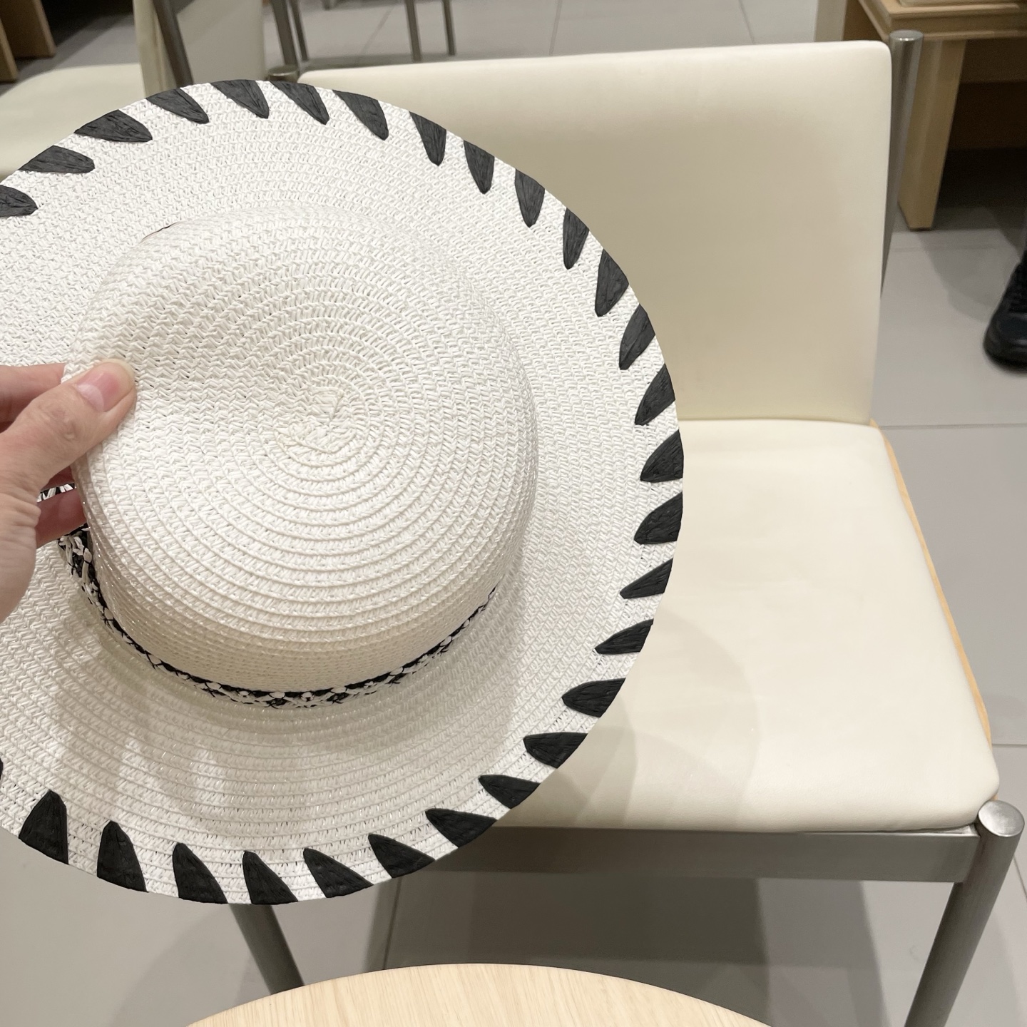 【Chanel香奈儿】2025新款山茶花拼色编织草帽，度假休闲必备，优雅大方的一款