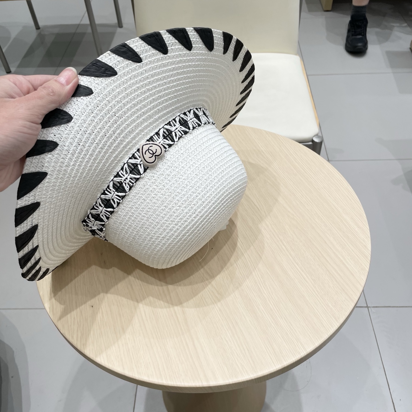 【Chanel香奈儿】2025新款山茶花拼色编织草帽，度假休闲必备，优雅大方的一款