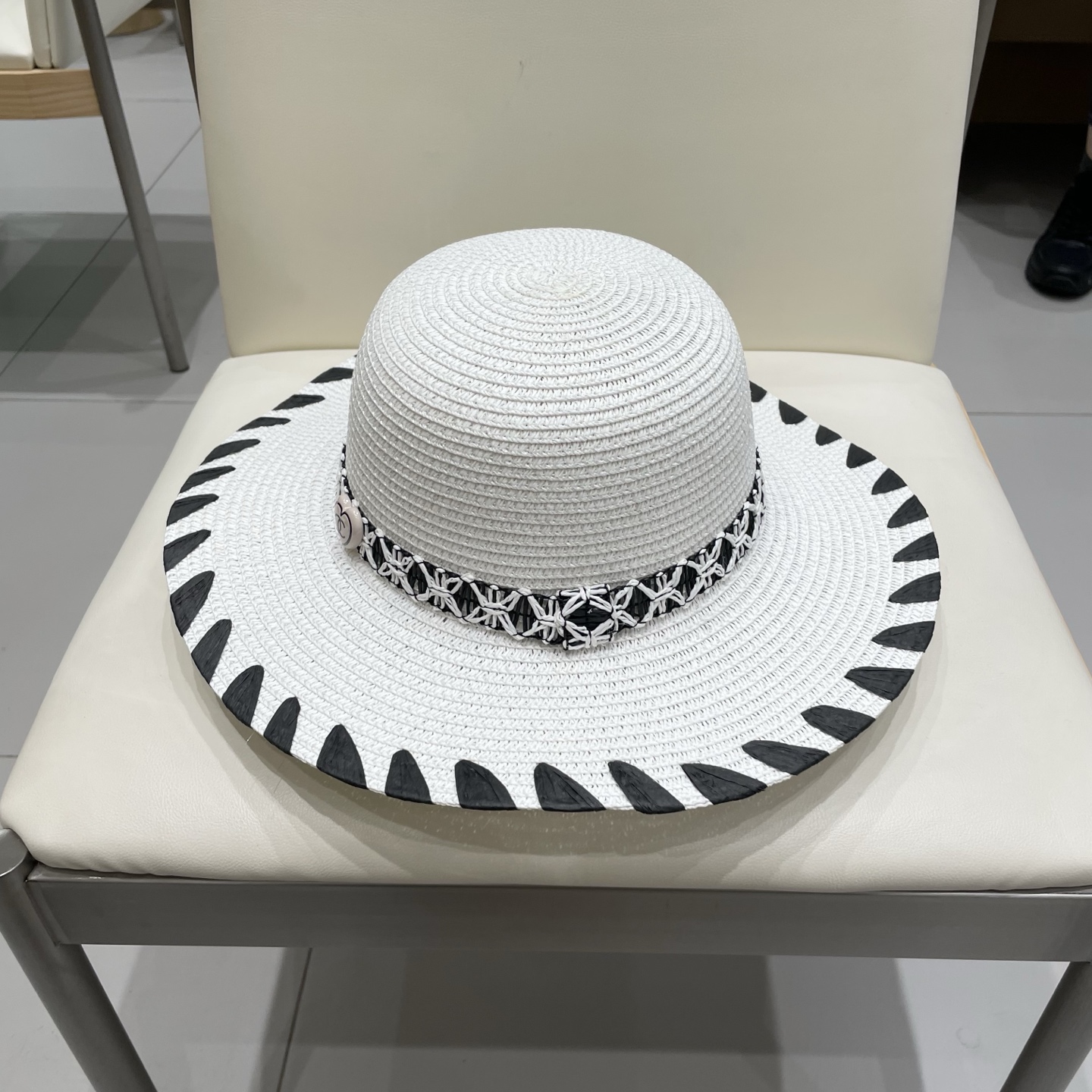 【Chanel香奈儿】2025新款山茶花拼色编织草帽，度假休闲必备，优雅大方的一款