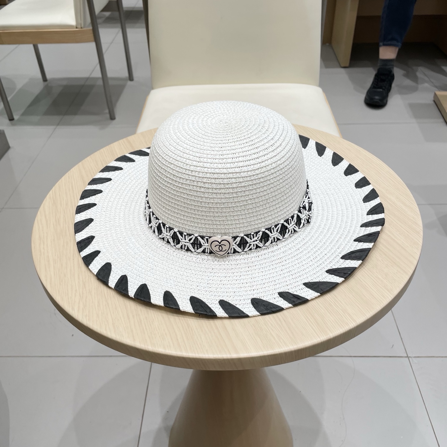 【Chanel香奈儿】2025新款山茶花拼色编织草帽，度假休闲必备，优雅大方的一款