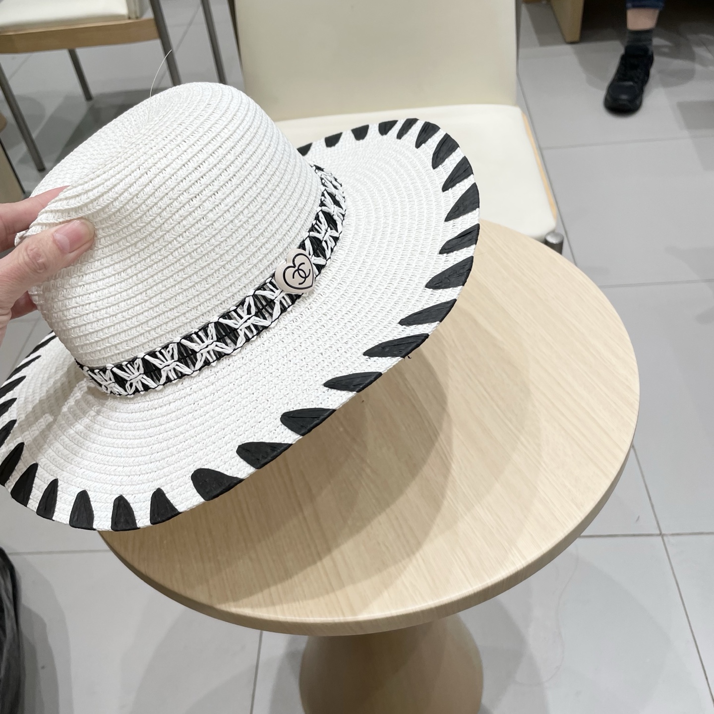 【Chanel香奈儿】2025新款山茶花拼色编织草帽，度假休闲必备，优雅大方的一款