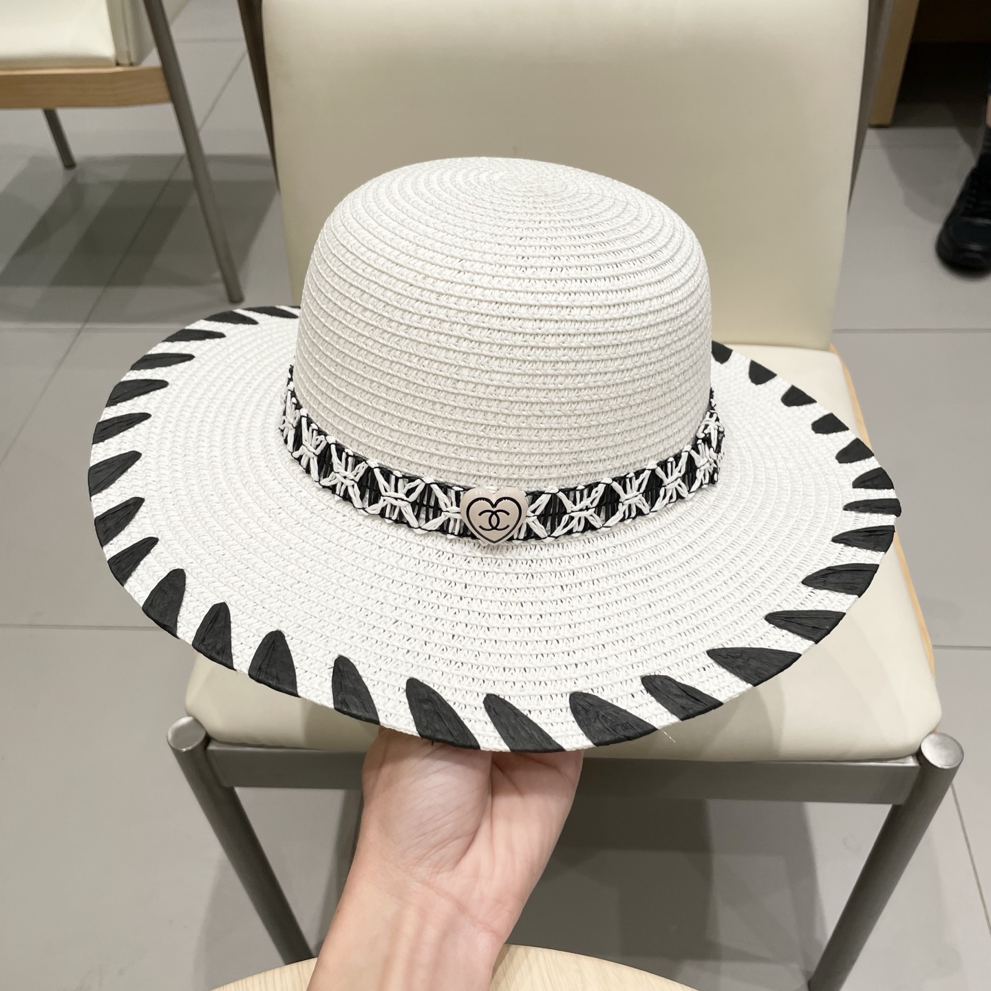 【Chanel香奈儿】2025新款山茶花拼色编织草帽，度假休闲必备，优雅大方的一款