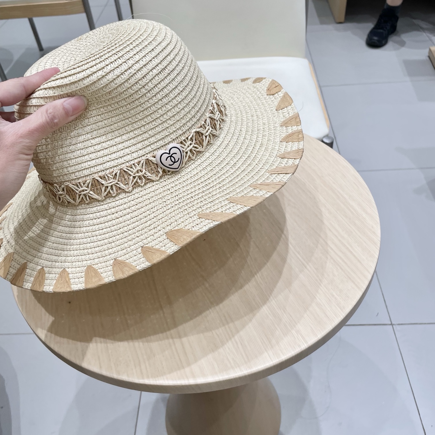 【Chanel香奈儿】2025新款山茶花拼色编织草帽，度假休闲必备，优雅大方的一款