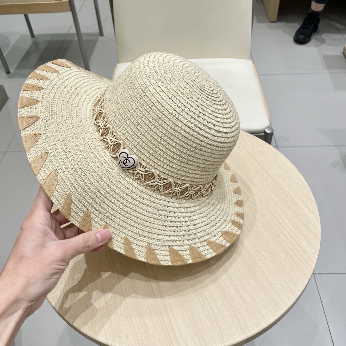 【Chanel香奈儿】2025新款山茶花拼色编织草帽，度假休闲必备，优雅大方的一款