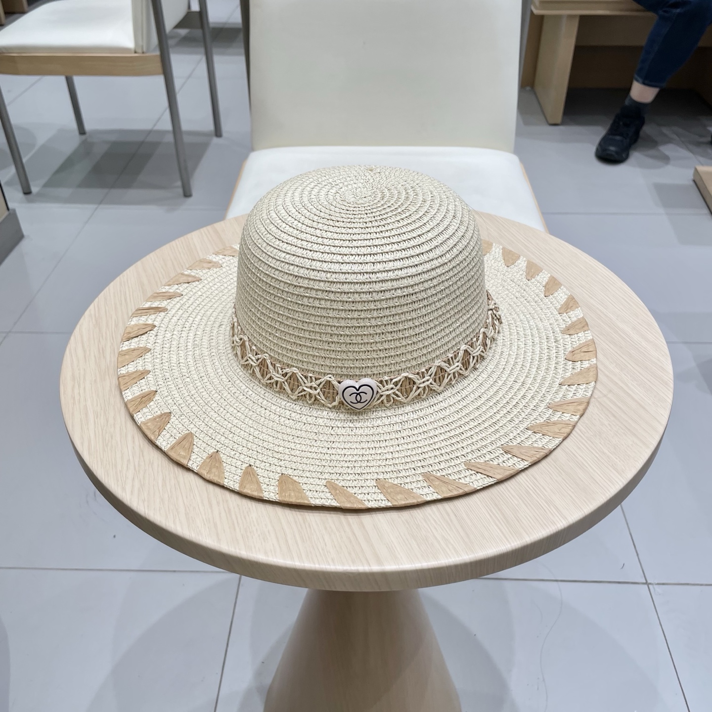 【Chanel香奈儿】2025新款山茶花拼色编织草帽，度假休闲必备，优雅大方的一款