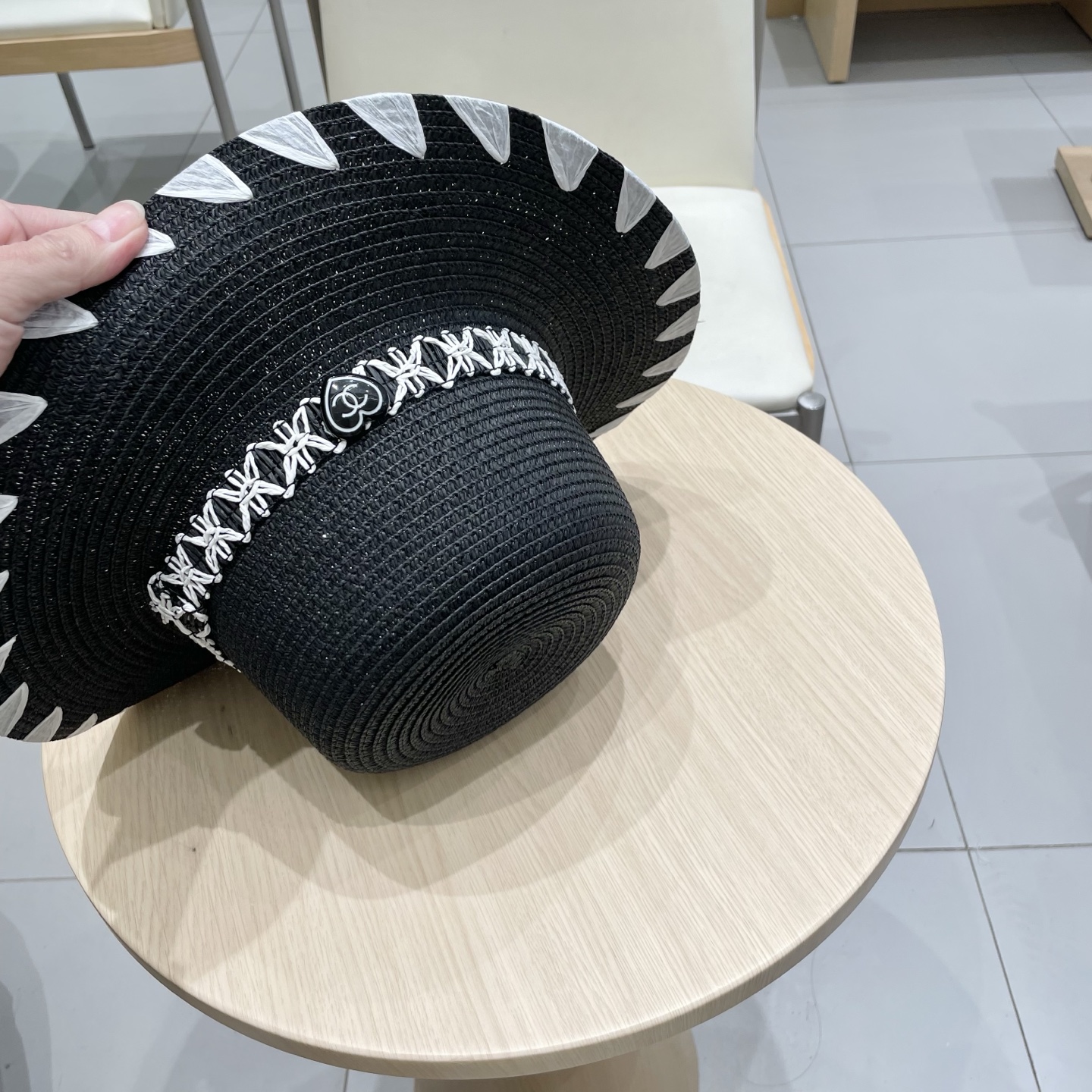 【Chanel香奈儿】2025新款山茶花拼色编织草帽，度假休闲必备，优雅大方的一款