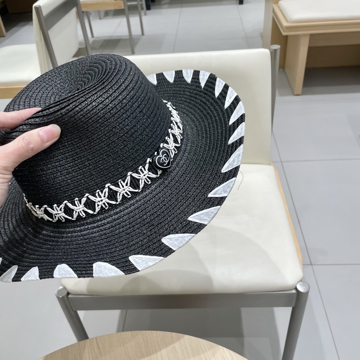 【Chanel香奈儿】2025新款山茶花拼色编织草帽，度假休闲必备，优雅大方的一款