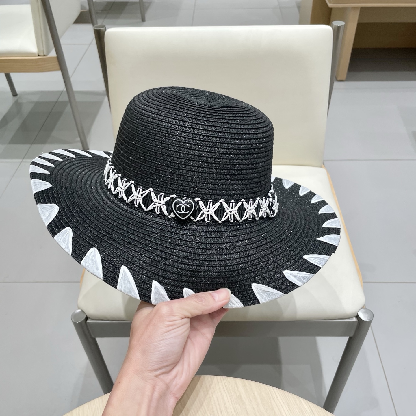 【Chanel香奈儿】2025新款山茶花拼色编织草帽，度假休闲必备，优雅大方的一款